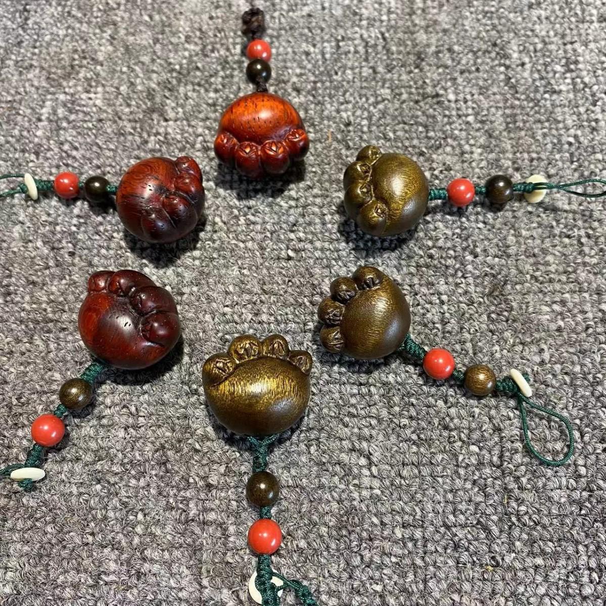 

Golden Phoebe Pixiu Cat Paw Keychain: Cute Cartoon Pendant for Phones & Bags Phone Buckle: 2*2*1.7cm червоний