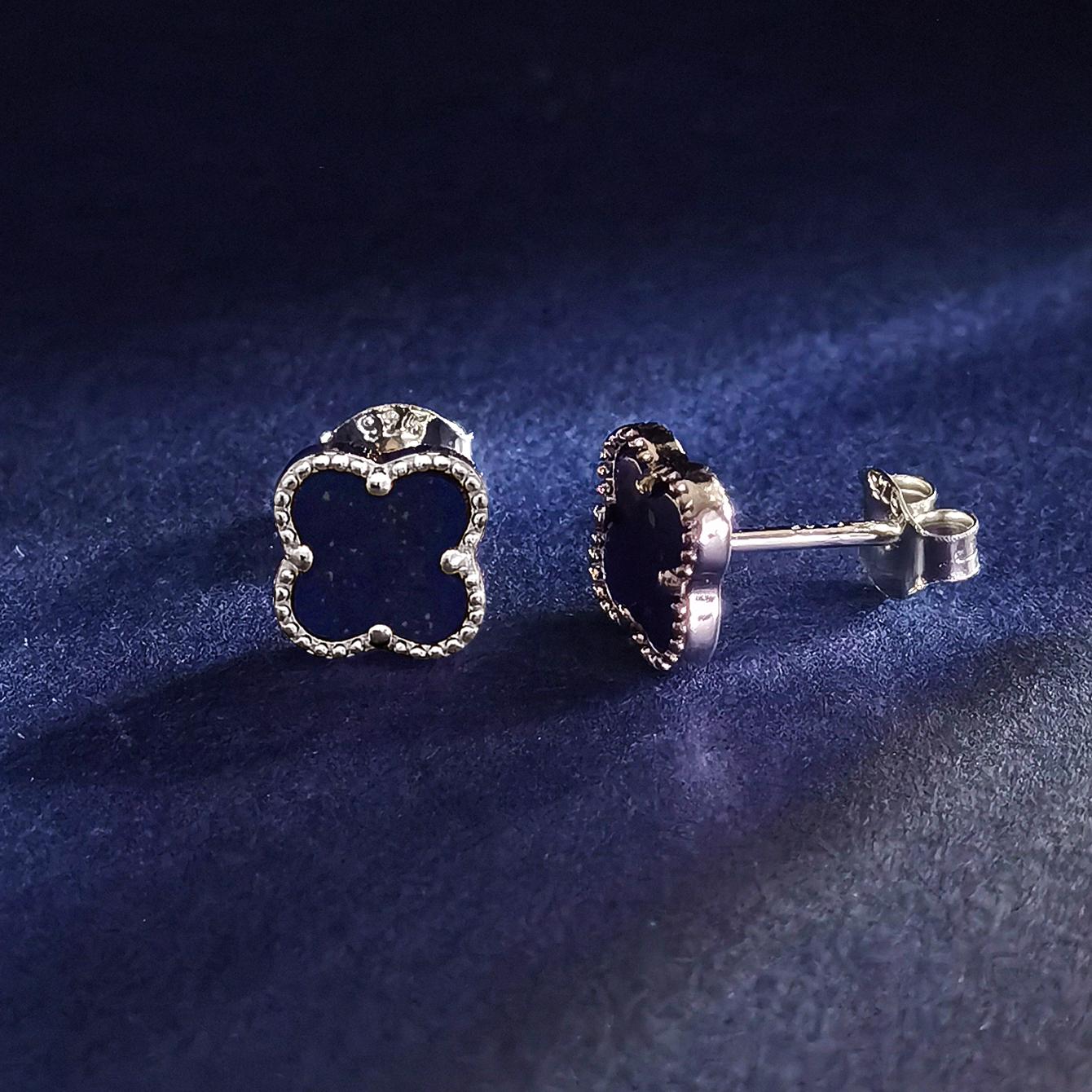 

Серьги-гвоздики из серебра 925 пробы с разноцветными цветами в виде четырех листьев, белой ракушкой, малахитом, черным агатом, красной бирюзой и тигровым глазом синий