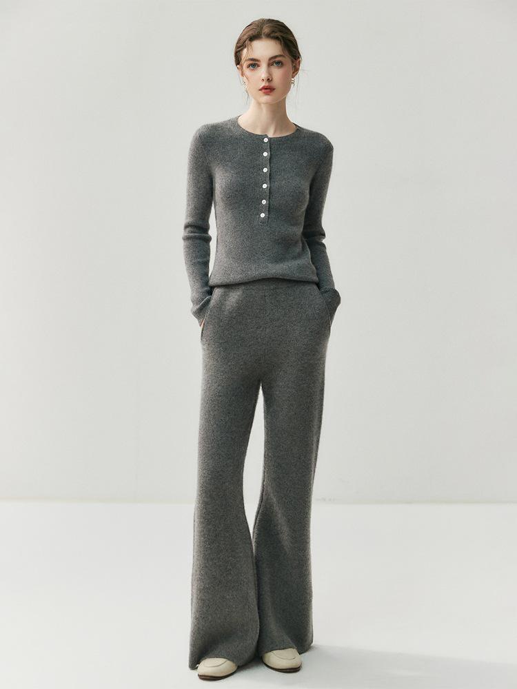 Elegant Autumn/Winter Women's Cashmere Sweater: Round Neck, Half-Button, Long Sleeve Pullover.