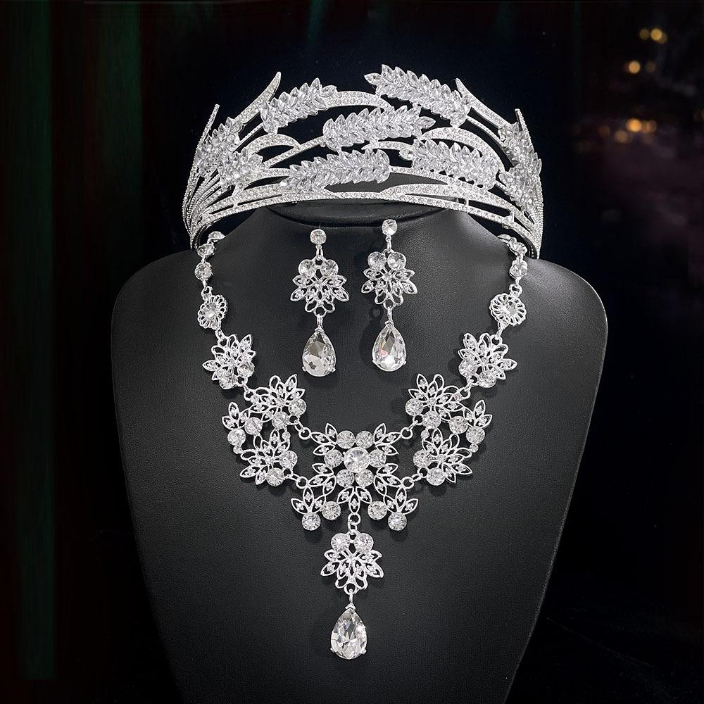 

A Set of Three piece Wedding Headwear for Brides Featuring Retro Alloy Rhinestones and A Large Crown Is A Versatile Dress Headwear for Performances