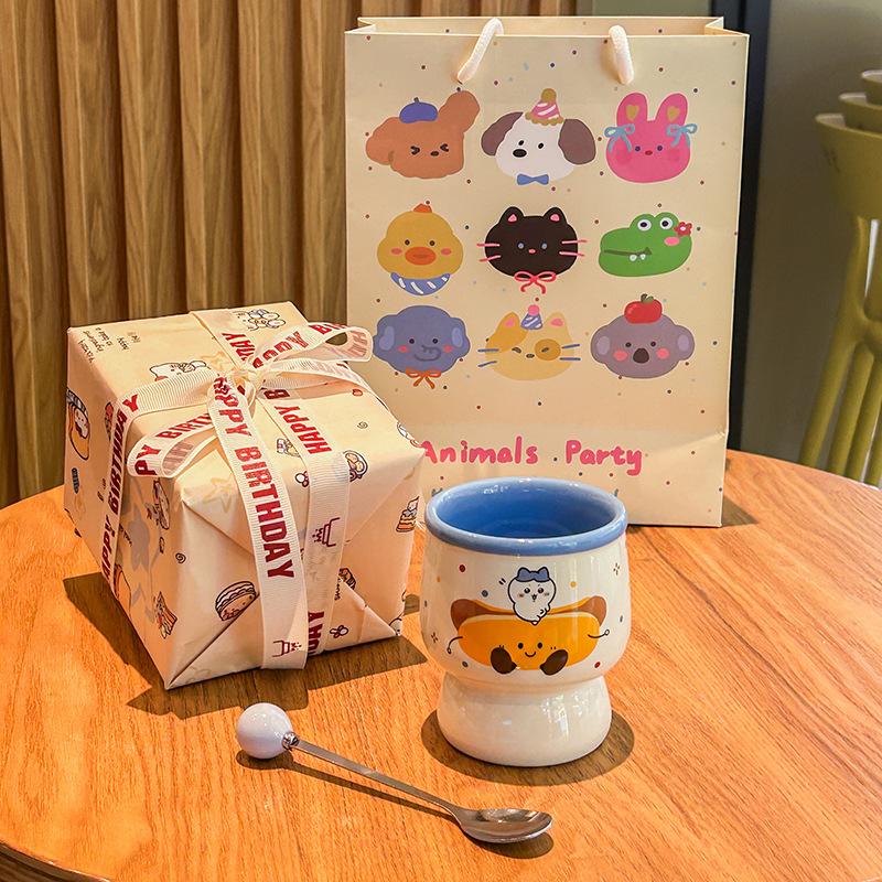 Birthday gift, girl holding a coffee cup, high-value ceramic latte cup, household drinking cup, and mug as a souvenir.