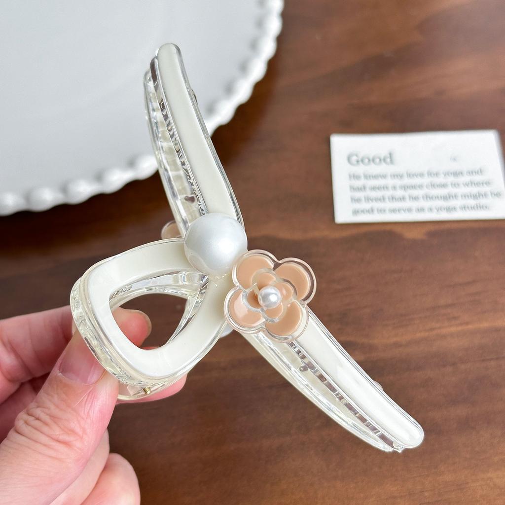 Crafted Retro Beautifully Hair Claw Clip With Elegant Pearl Design For Looks Sophisticated