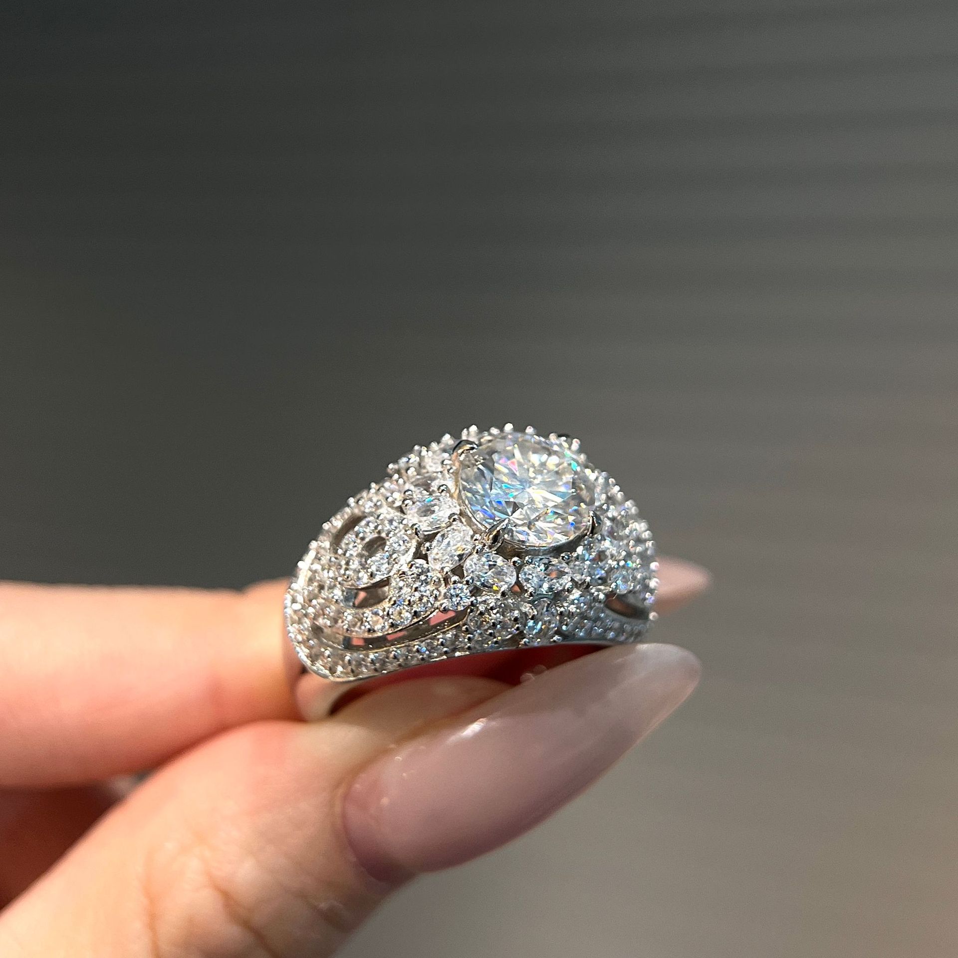 

S925 Sterling Silver Heavy Industry 2 Carat 8.0 Round Bag Manor Hollow Mozzarella Diamond Ring Super Flash High-end Temperament Ring US code 9 белый