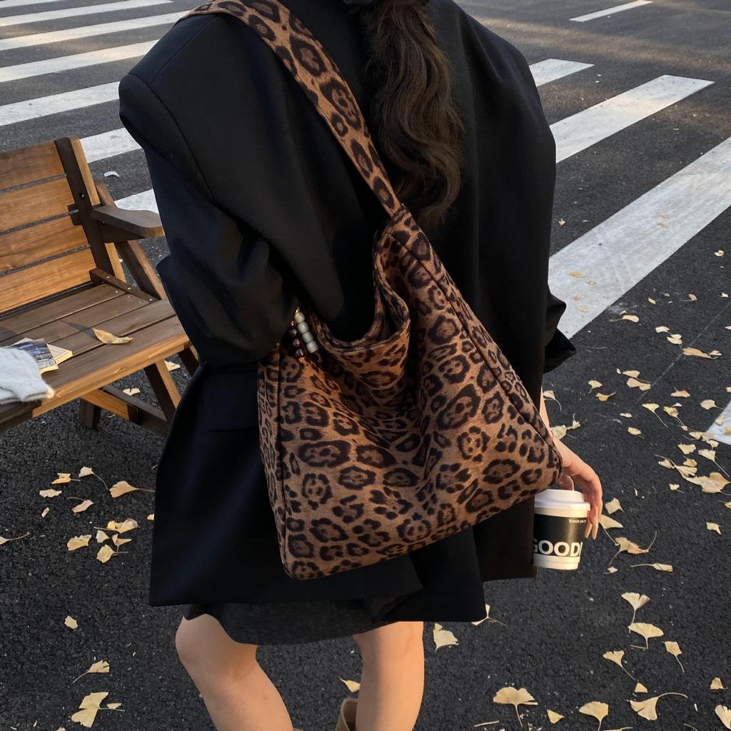 Leopard Print Suede Women's Bag - Autumn/Winter Large Capacity Retro Shoulder Bag, Trendy & Popular for Commuting.