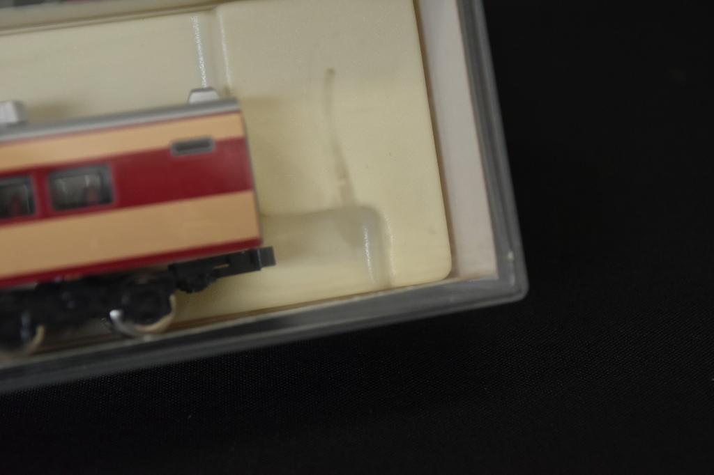 KATO 4173 Saro 183-1100 Red and Cream N Gauge/N Scale Model Train Car from Japan
