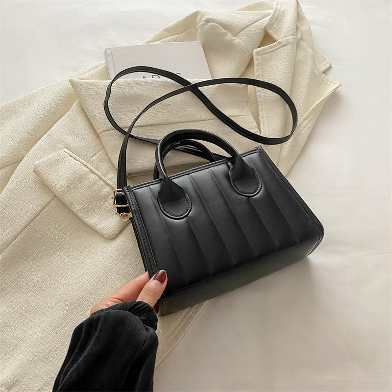 

Модная простая сумка 2024 года, летняя новая трендовая сумка-мессенджер в стиле ретро, повседневная сумка через плечо, модная портативная маленькая квадратная сумка чёрный