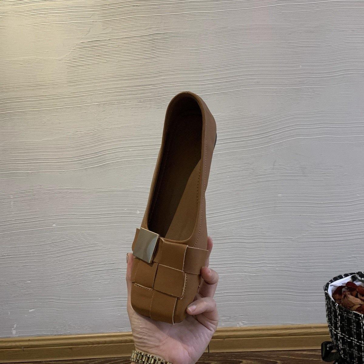 

Женские туфли с квадратной головкой, новый нишевый дизайн лета 2025 года, плетеная металлическая пряжка, неглубокий вырез, мягкая подошва на низком каблуке, модные одинарные туфли 40 жёлтый