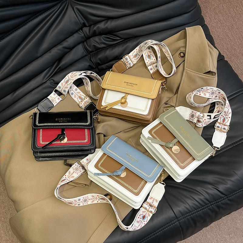 Borsa a Spalla in Ecopelle Street Style, Piccola Borsa a Tracolla Quadrata con Dettagli di Cucitura per Donna