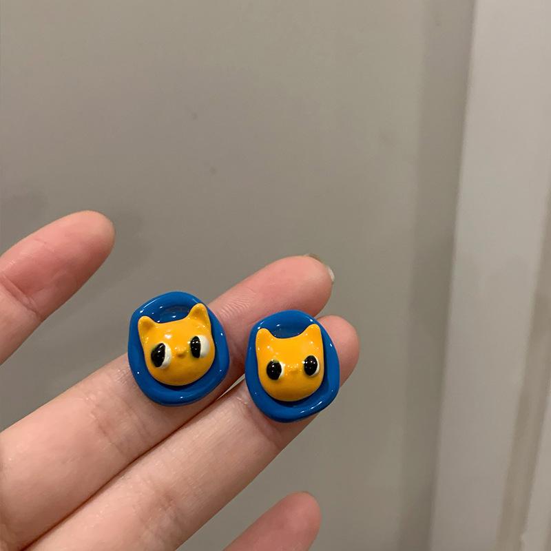 Cartoon kitten oval stud earrings simple and cute high-end earrings fashionable and versatile earrings