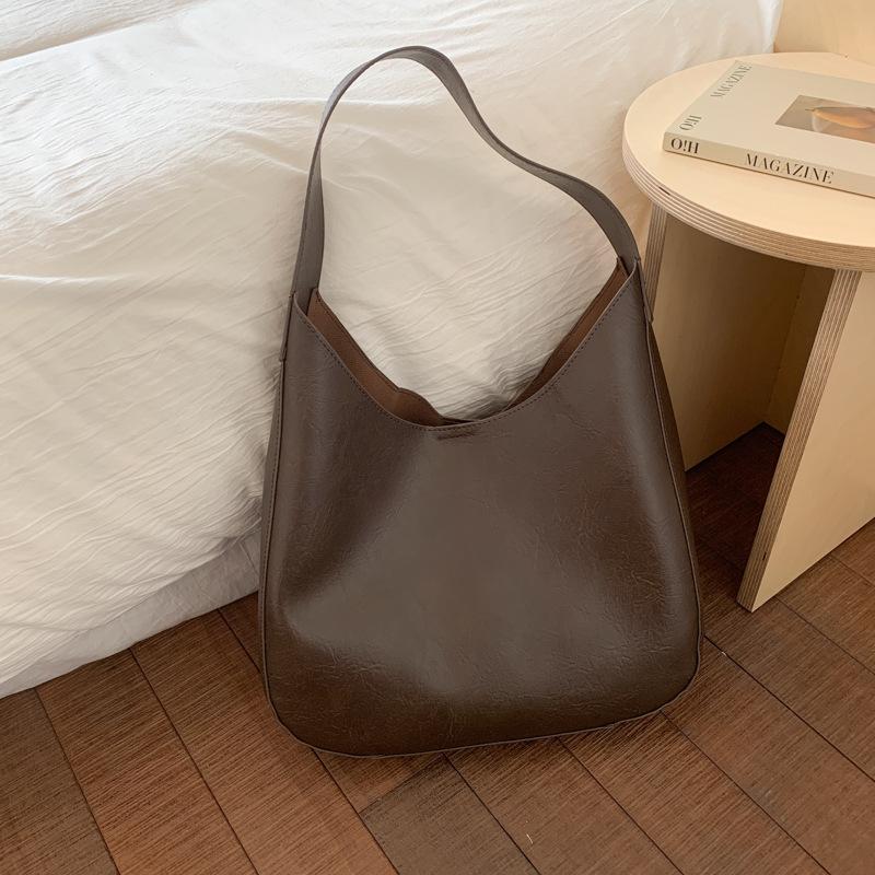 

Премиальный сенс простая сумка для поездок модная повседневная наплечная сумка-багет женская 2025 ранняя осень новая однотонная сумка-тоут 33*9*26