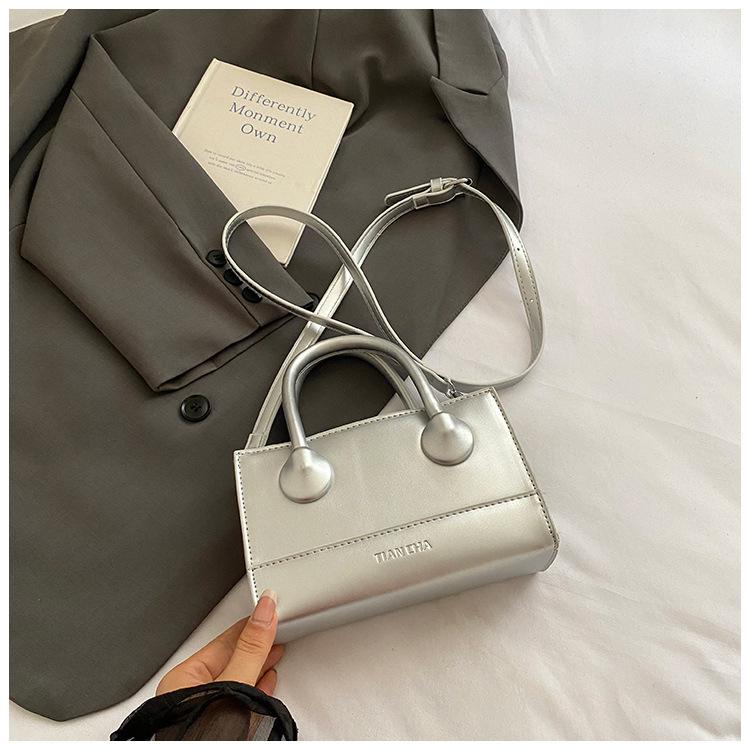 

2025 New Fashion Handheld Women s Bag Foreign Style Elegant Niche Simple Daily Commuter Shoulder Crossbody Bag срібний