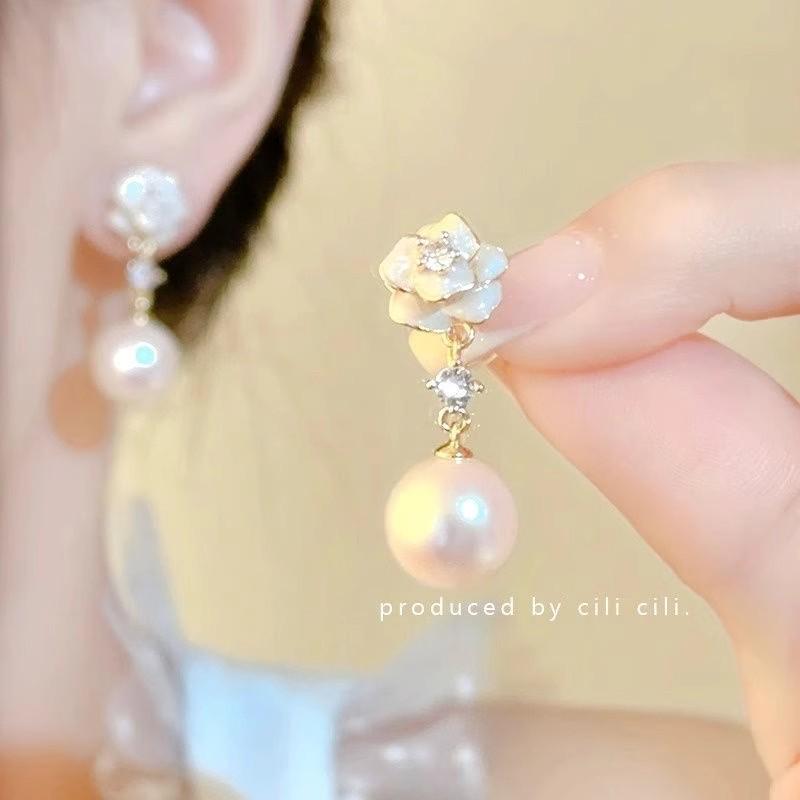 Chic Camellia Flower Earrings: Spring/Summer Collection with Pearl Accents for a Sweet, Versatile Style.