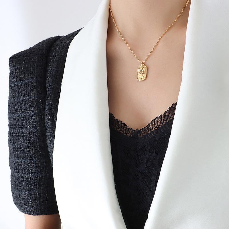 European & American Sexy Oval Pendant Designer Necklace with Embossed Figure on Versatile O-Shaped Chain