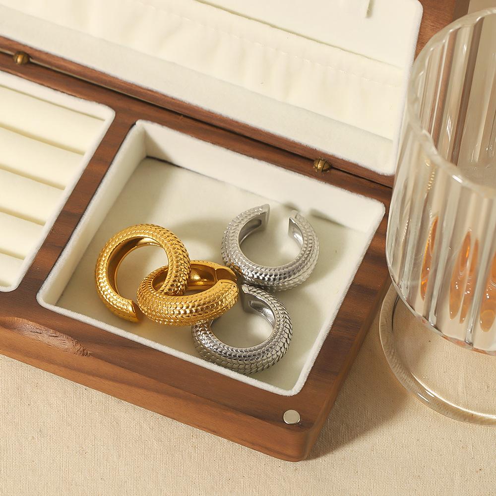 INS Style Niche Fashion Ear Clips 18K Gold Stainless Steel Snake Pattern Ear Clips Simple High-end Earrings Women's Fashion