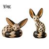 Statues d'Animaux Noir Blanc Figurine de Renard Assis Pose de Repos, Statue en Résine Style Sculpté sur Bois, Sculptures Faites à la Main Décoration de Bureau Maison