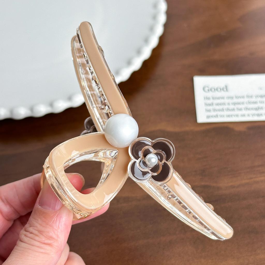 Crafted Retro Beautifully Hair Claw Clip With Elegant Pearl Design For Looks Sophisticated