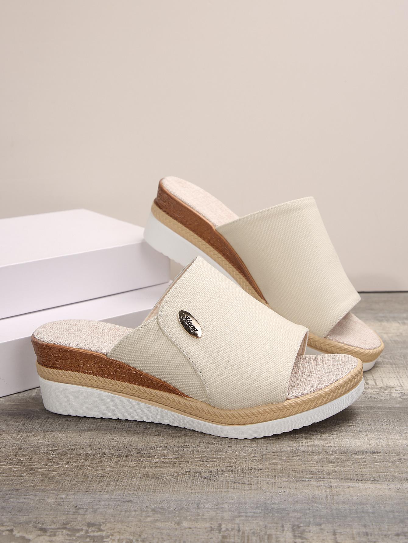 

2025 spring and summer new slope heel slippers women s European and American foreign trade thick bottom medium heel beach fish mouth one word c 43