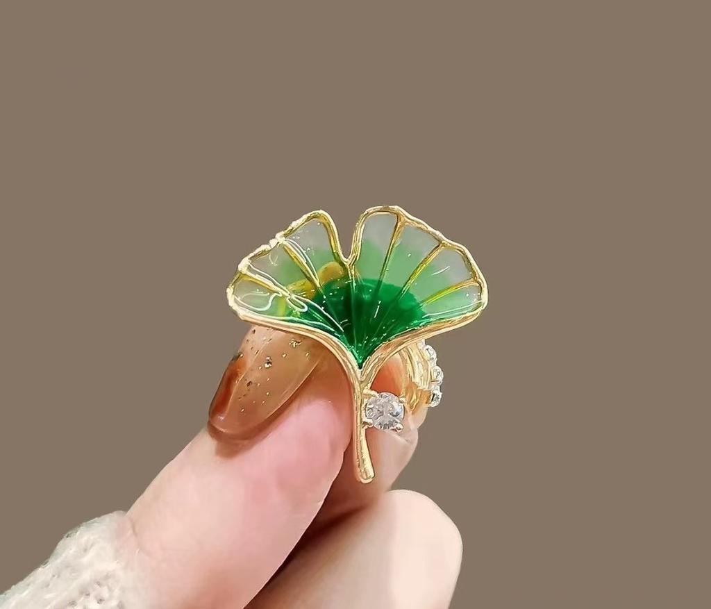 Ahornblatt Ginkgo Biloba Blatt Strass Brosche Nische High-End Korsage Design Temperament Ausschnitt Anti-Licht Nadel Accessoires Anzug