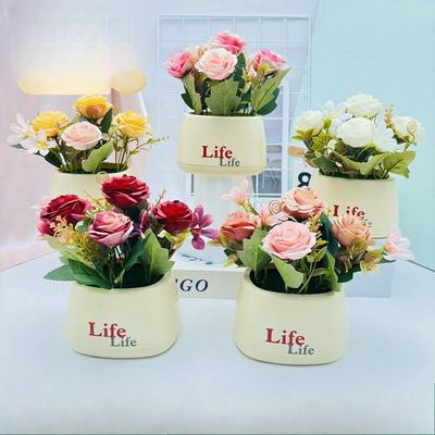 Fünf Topfrosen mit HochblätternKünstliche BlumenTopfpflanzen und Grünpflanzen zur Dekoration des Innen- und Außenbereichs des Hauses