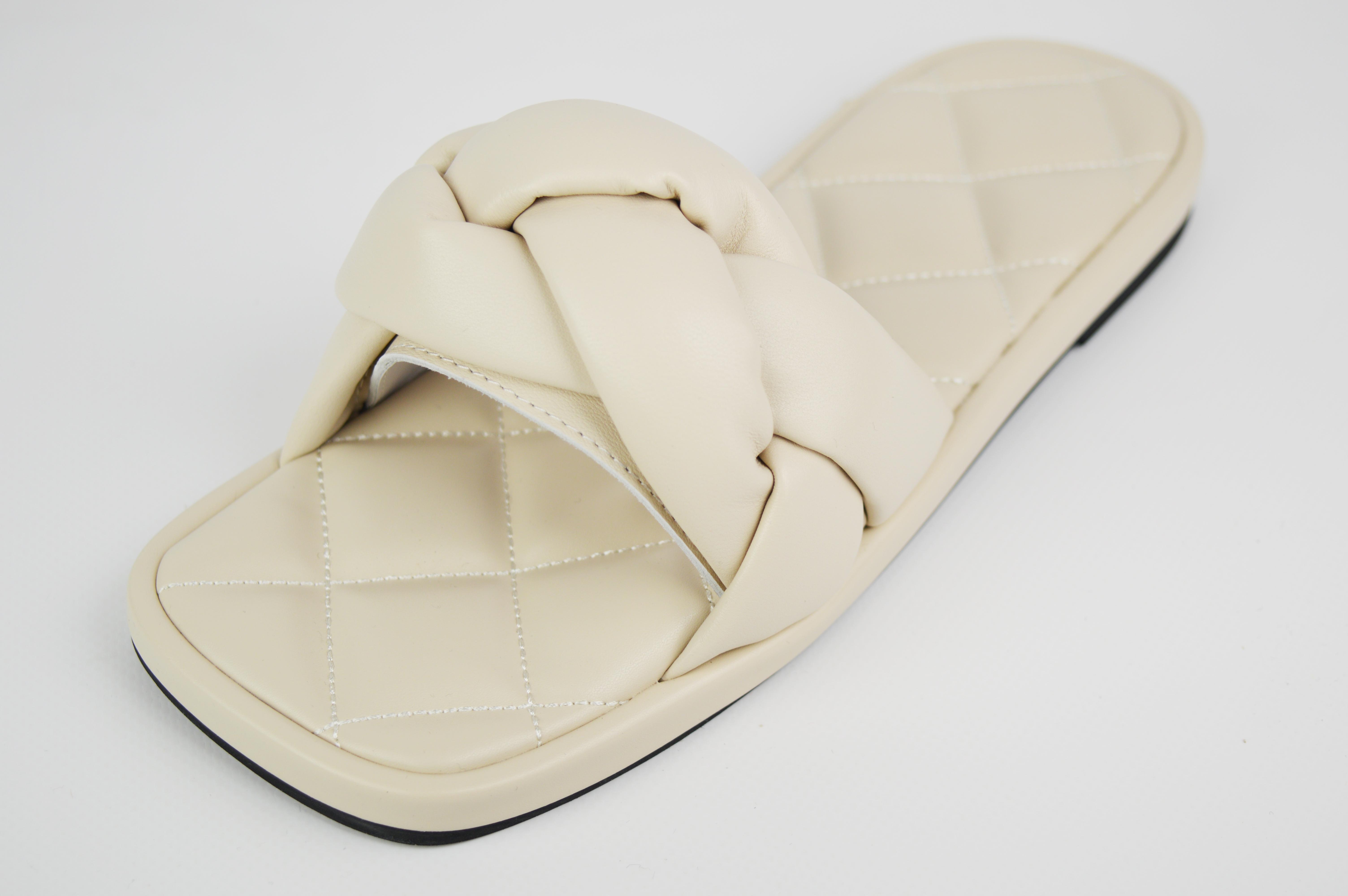 

Шльопанці жіночі Verendina 2088 36 Персикова шкіра 39 бежевий