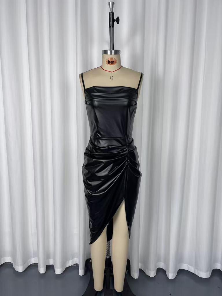 2025 Schickes Europäisches & Amerikanisches PU-Leder Spaghettiträger Raffierte Taille Schlitz Kleid