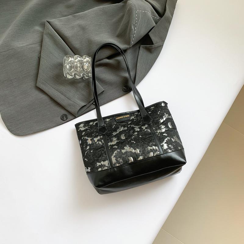 Fashionable Women's Large Capacity Tote Bag Chic Street Style Perfect For Daily Commuting