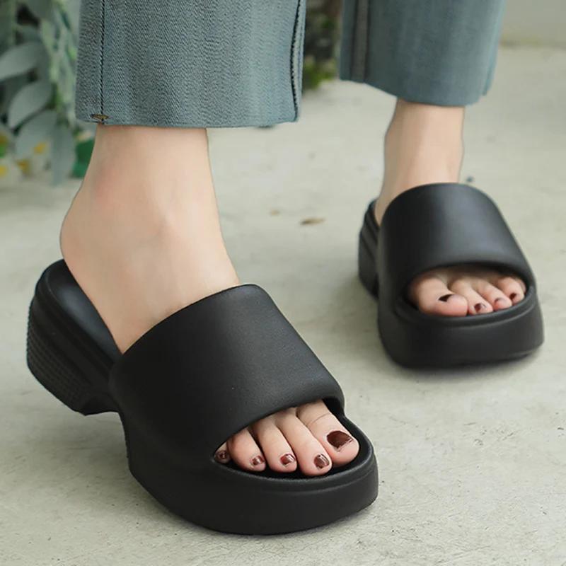 Fashion Thick Sole Eva Pillow Slippers for Women 2025 Summer Soft Sole Platform Sandals Woman Lightweight Outdoor Non Slip Beach Slides