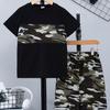 Set da 2 pezzi T-shirt casual a maniche corte con cuciture camouflage e pantaloncini full print da bambino, comodi vestiti estivi per bambini
