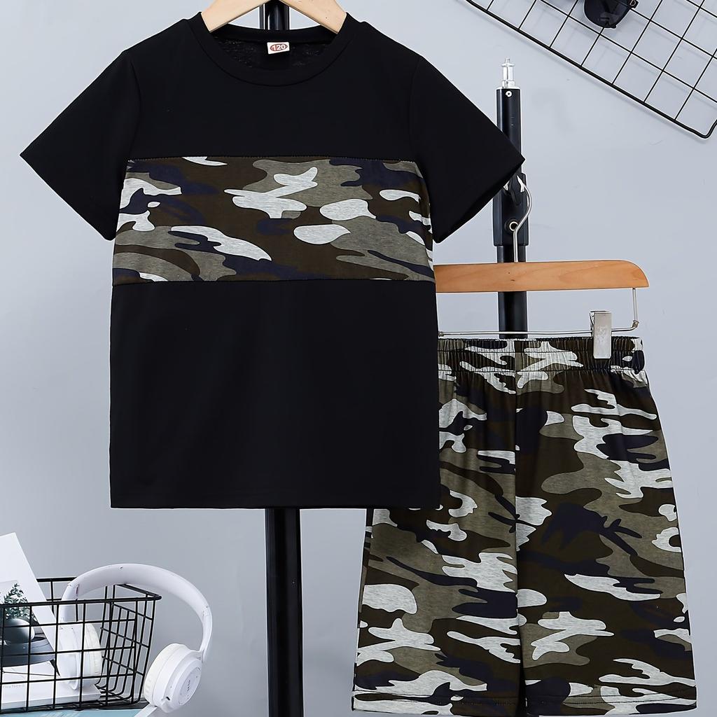 Set da 2 pezzi T-shirt casual a maniche corte con cuciture camouflage e pantaloncini full print da bambino, comodi vestiti estivi per bambini