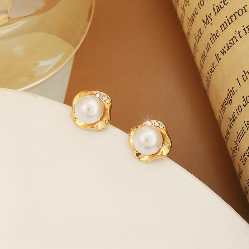 Pearl exquisite earrings, simple earrings, silver needle, niche earrings.