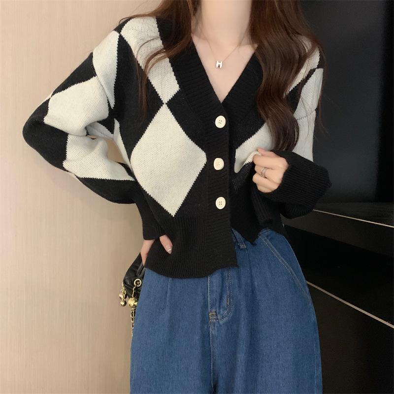

French temperament jacket women s spring and autumn design sense niche casual commuting wind green rhombus v-neck knitted sweater 47-301 (average size) чорний