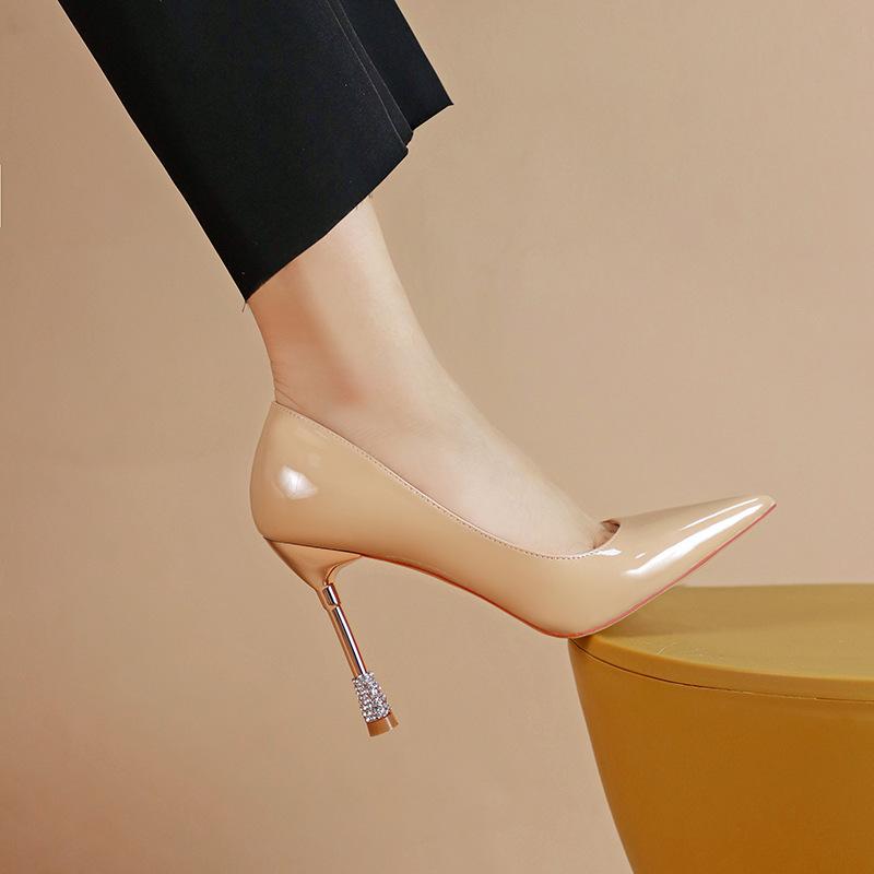 Spitze flache Mund High Heels für Damen Europäischer und Amerikanischer Stil Professionelle Lackleder High Heels