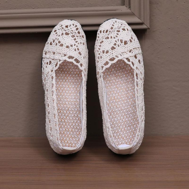 Ein Paar lässige, stylische, atmungsaktive Slip-On-Schuhe für Damen - Mesh-Schuhe für Damen mit Stoffdesign, Damenschuhe