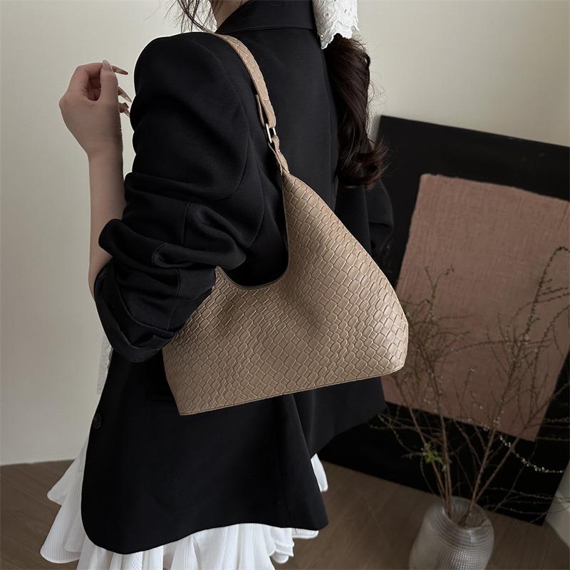Summer new retro simple casual versatile high texture temperament atmospheric portable shoulder underarm bag women