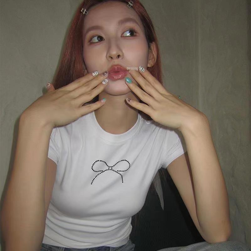 

2024 Трендовая женская черная футболка с бантом и ромбами S