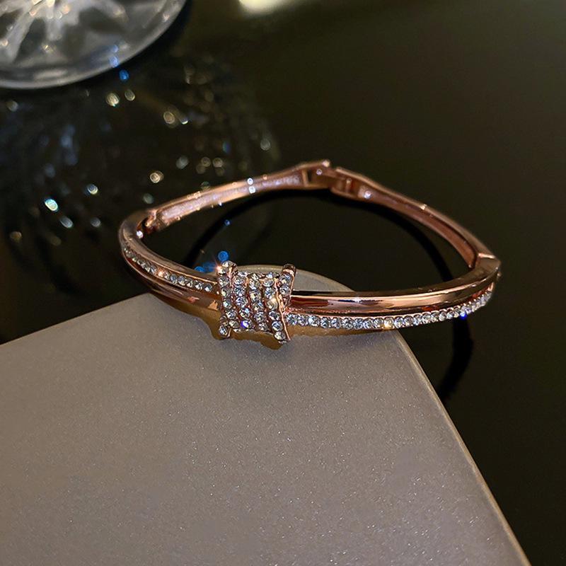Zircon Open Bangle: Simple & Versatile Luxury Bracelet with Niche Design and Internet Celebrity Style.