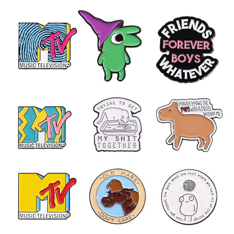 Niedliches tierförmiges Metallabzeichen-Set mit lustigen englischen Buchstaben