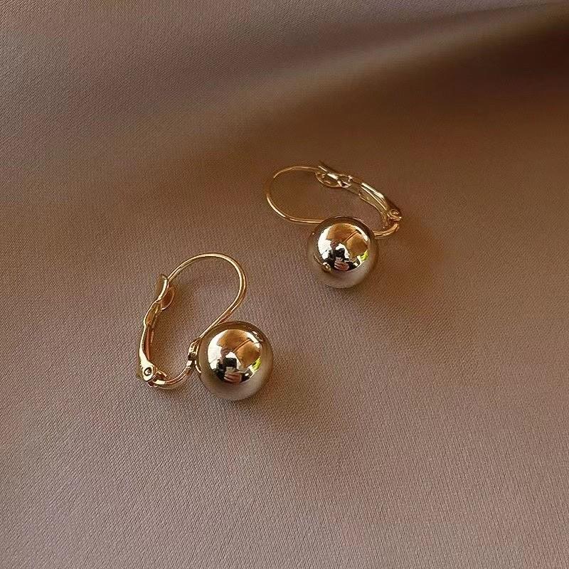 

Korean Minimalist Metal Ball Earrings - Cold Style, All-Match Retro Trend for Women серебряный