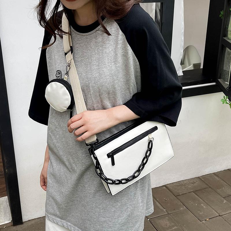 

Простая и модная женская маленькая квадратная сумка с чувством дизайна, широкая цепочка на плечевом ремне, сумка через плечо с чувством дизайна, нишевая сумка-мессенджер белый