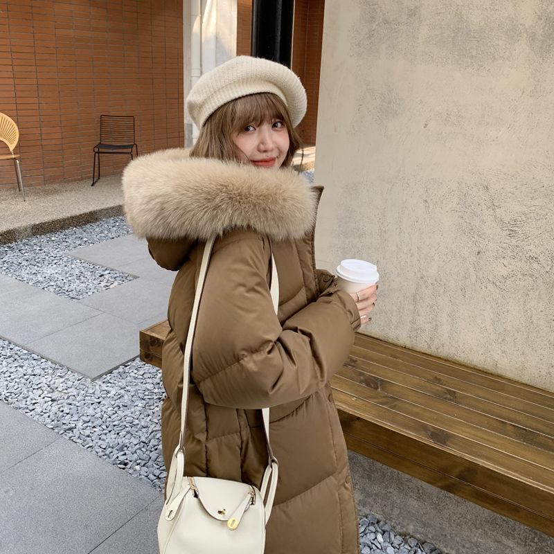 

Зимняя Новая Утолщенная Пуховая Куртка Женская Средней Длины до Колена Корейская Версия Свободная Куртка с Меховым Воротником S кофейный