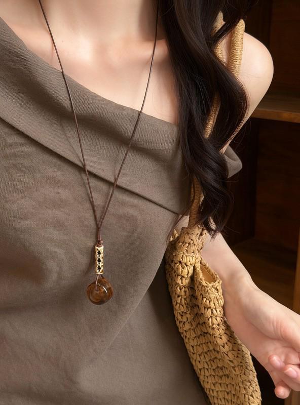 High-End Women's Retro Oval Geometric Resin Necklace