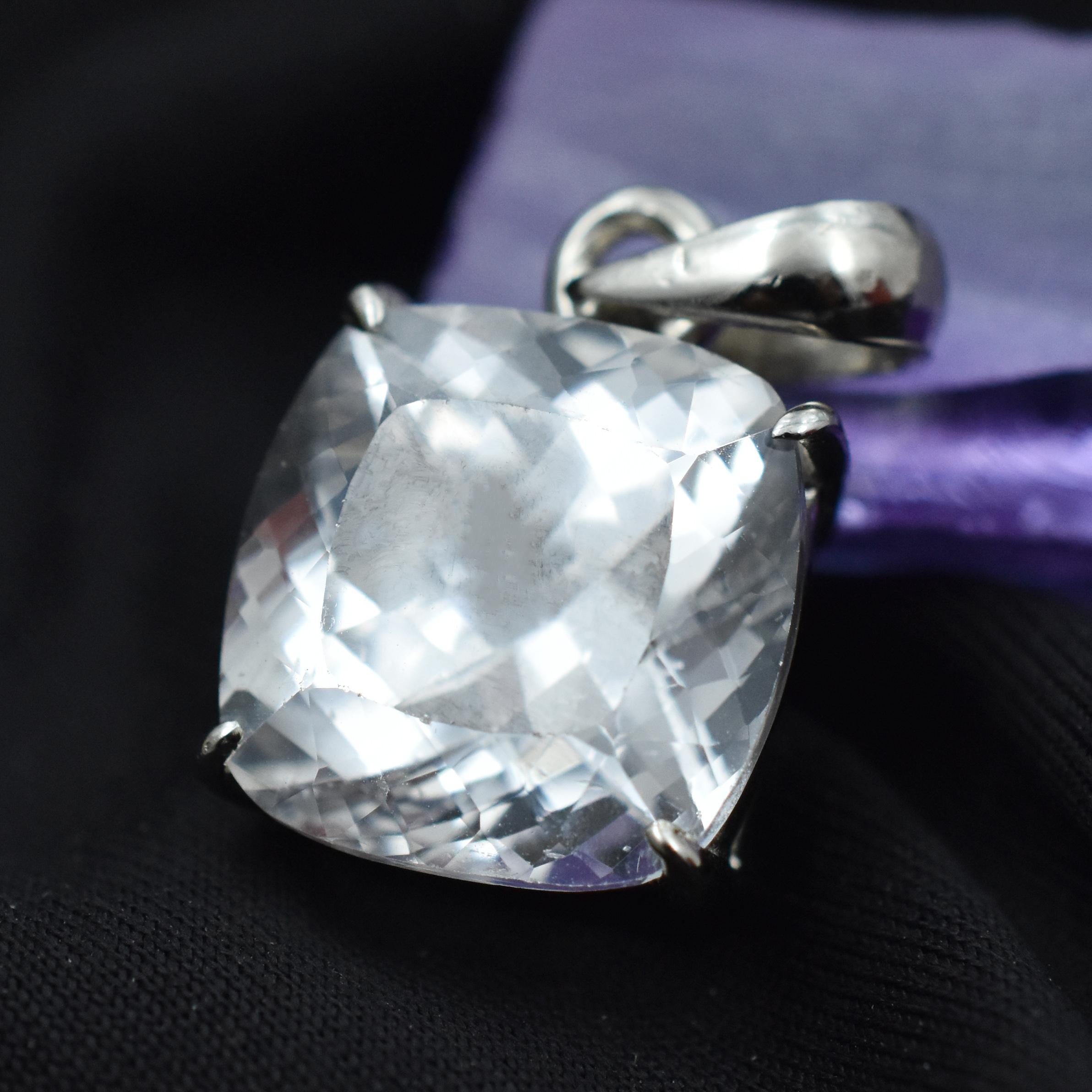 

Підвіска СЕРТИФІКОВАНИЙ Натуральний Срібло 32.55 Карат Квадратне Огранювання Білий Сапфір Самоцвіт AR-3629-Sa