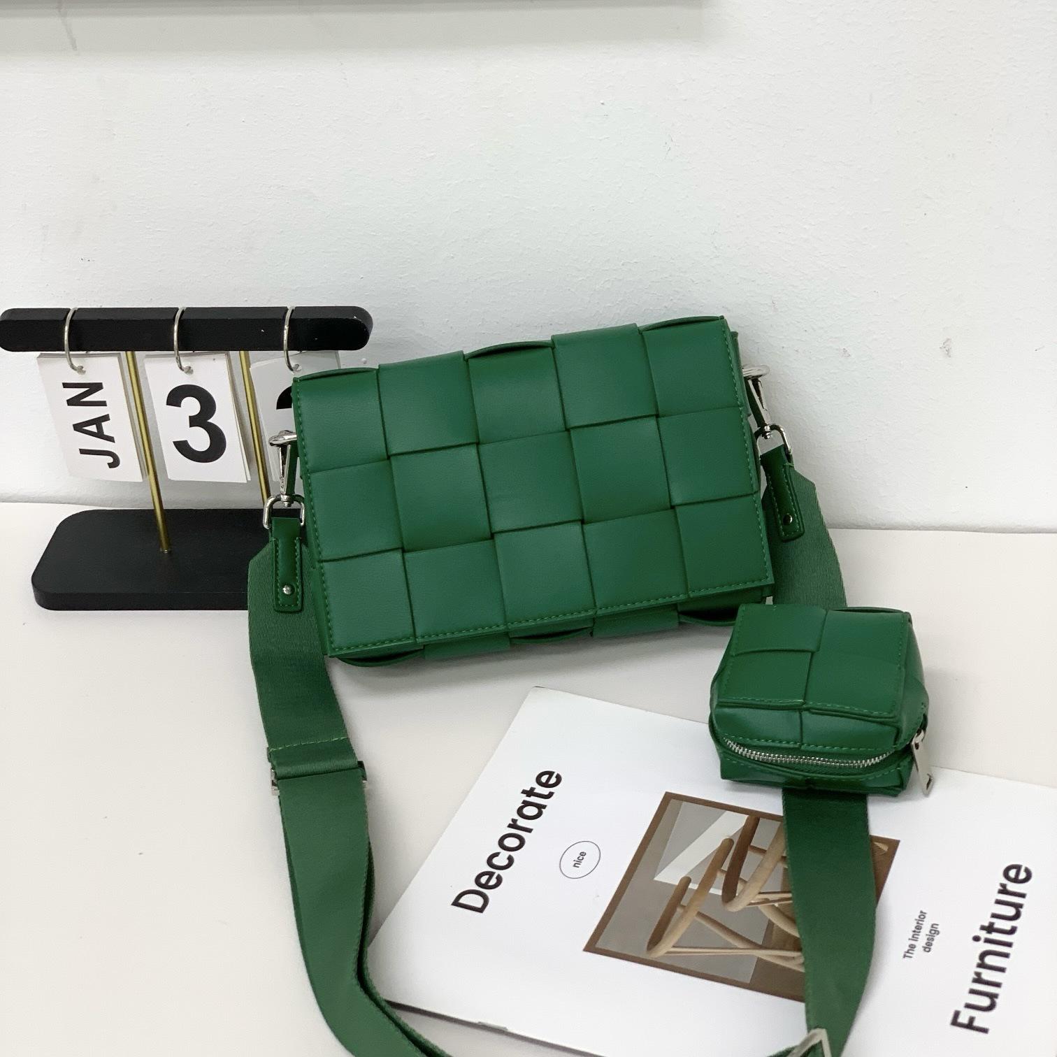 

Женская модная сумка-мессенджер из плетеной кожи 2025 года — зимний тренд, стиль на плечо и для отдыха, небольшой квадратный дизайн 23x14x6cm