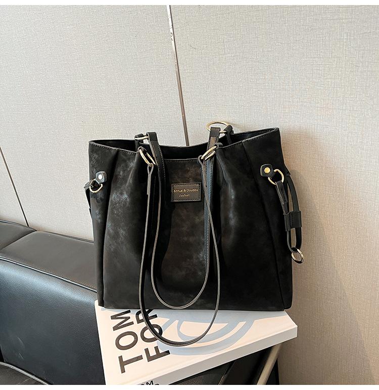 

This year, large-capacity women s bags are popular. 2025 new fashionable light luxury high-end texture cheap shoulder commuter tote bag. чёрный