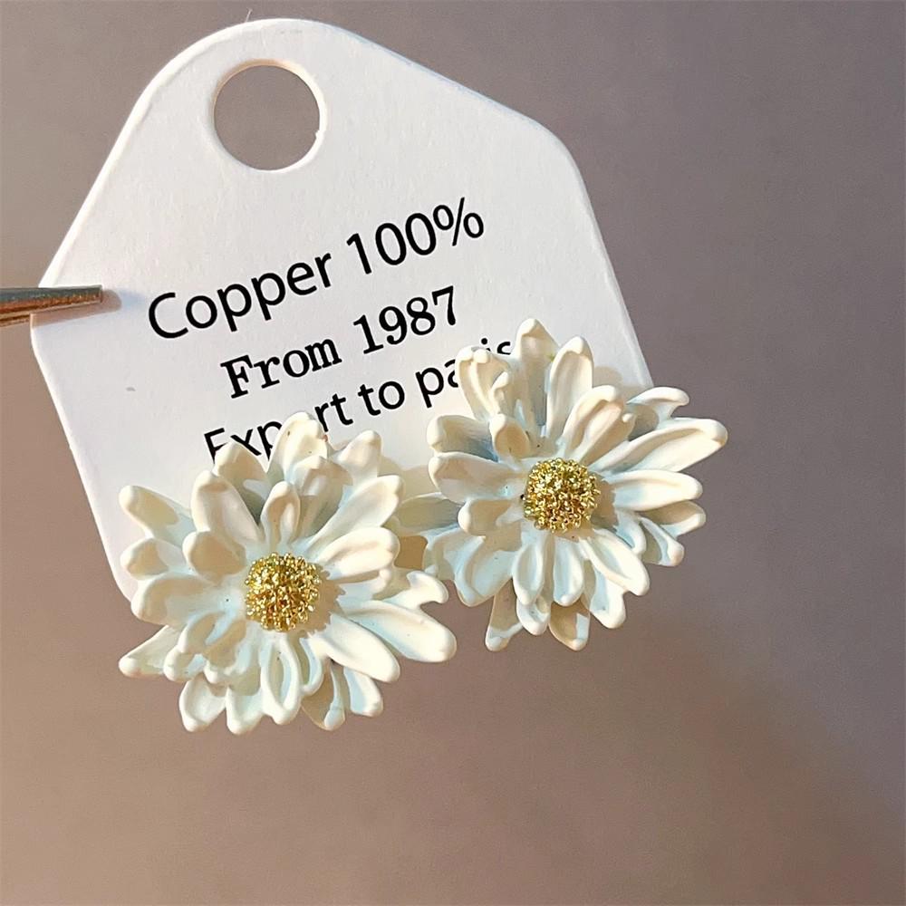 2025 Spring/Summer Floral Pearl Stud Earrings - Elegant Women's Light Luxury Edition