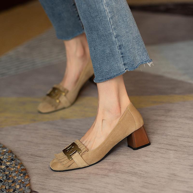 

Spring 2025 new square head metal buckle thick heel single shoes women s medium heel shallow mouth matte fringed beanie shoes 39 тілесний