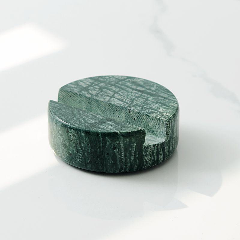 Prosty, biały, marmurowy uchwyt na telefon – okrągła ozdoba na biurko