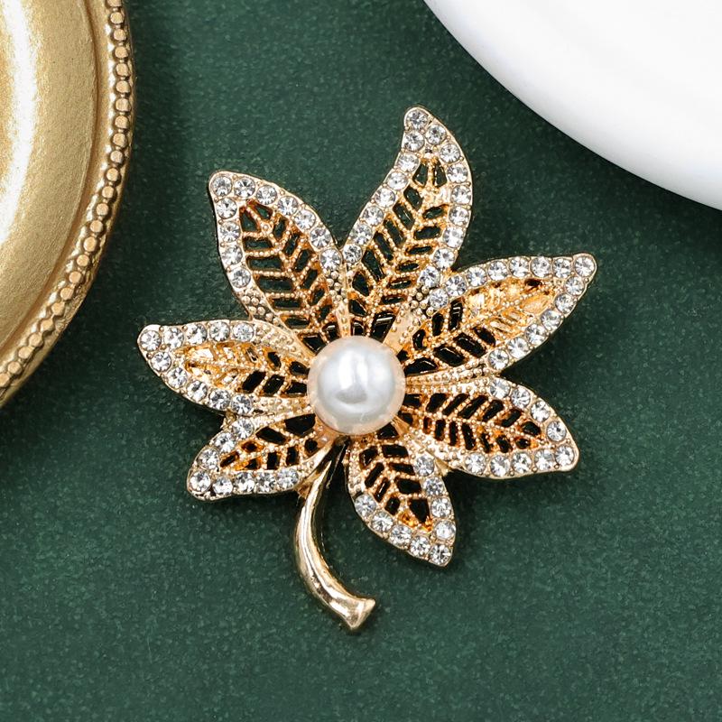 Pearl Maple Leaf Rhinestone Brooch - Fashionable Light Luxury Lapel Pin Jewelry Accessory.