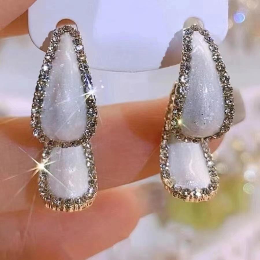 أقراط دائرية أنيقة ومميزة من الكريستال، أقراط خفيفة الوزن وفاخرة، أقراط فريدة ومتعددة الاستخدامات