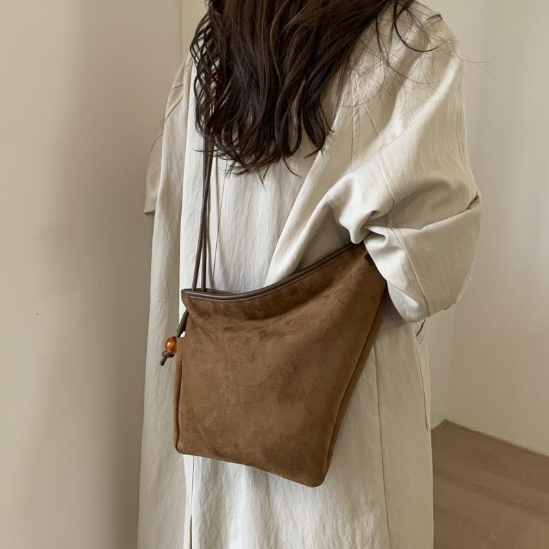 Suede bag women's 2025 new trendy retro shoulder bag large capacity commuter tote bag crossbody bucket bag